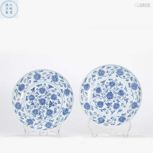 A PAIR OF CHINESE BLUE AND WHITE PORCELAIN DISHES