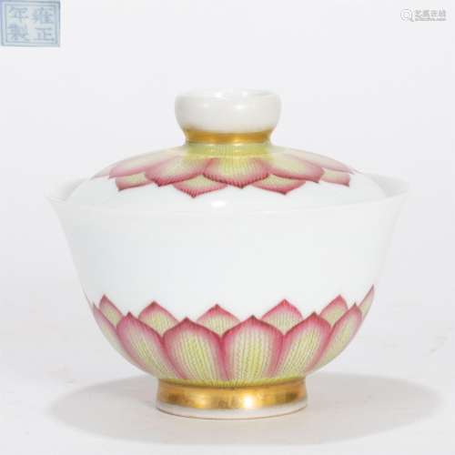A CHINESE FAMILLE ROSE PORCELAIN LIDDED BOWL