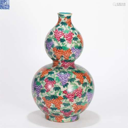 A CHINESE WUCAI PORCELAIN GOURDS VASE