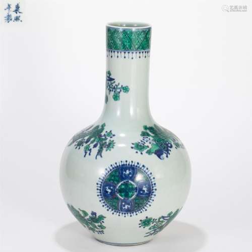 A CHINESE PORCELAIN FLOWERS VASE