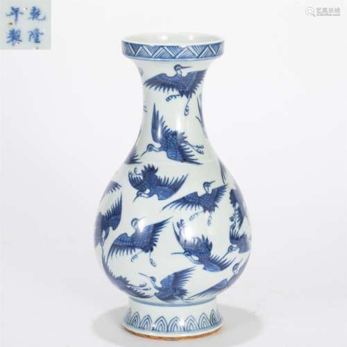 A CHINESE BLUE AND WHITE PORCELAIN BIRDS VASE