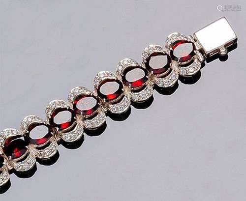 Pulsera articulada en plata de ley, con granates talla oval,...