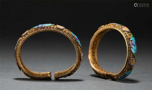 A PAIR OF CHINESE GILT SILVER BRACELET