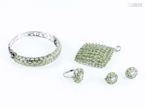 Conjunto en plata de ley:  brazalete esclavo (53 mm), colgan...