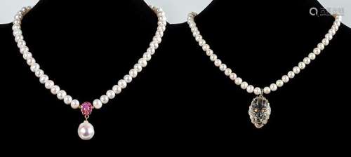 Lote de dos collares de perlas de cultivo ligeramente barroc...