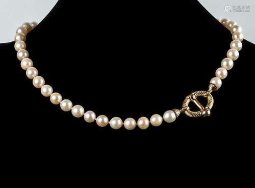 Collar de perlas cultivadas japonesas, 8.2 mm, con un gran c...