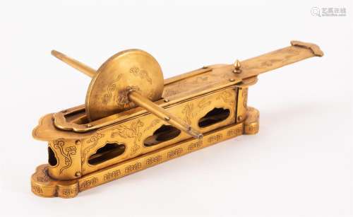 A CHINESE GILT BRONZE CRUSHING ROLLER