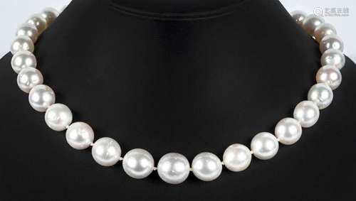 Collar formado por 33 bonitas perlas australianas, en dismin...