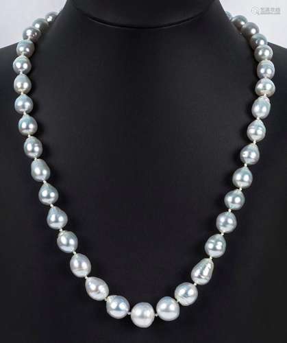 Collar extra-largo formado por 70 bellas perlas australianas...