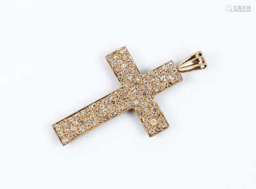 Cruz colgante en oro amarillo, decorada en pavé de diamantes...
