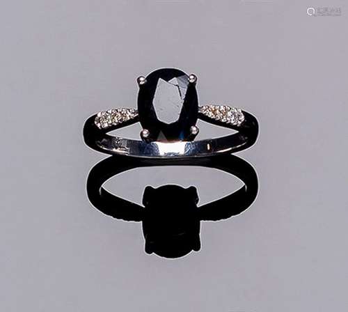 Anillo en oro blanco con zafiro fino azul, talla oval, y hom...