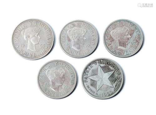 Lote de cinco uds de plata. CUBA: 1 peso. República de Cuba....