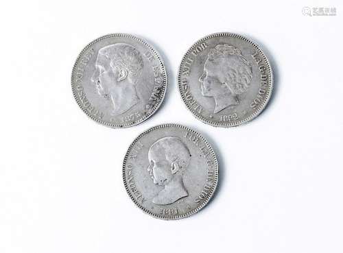 Lote de tres monedas de 5 Pesetas de plata (900 mil, 38 mm):...