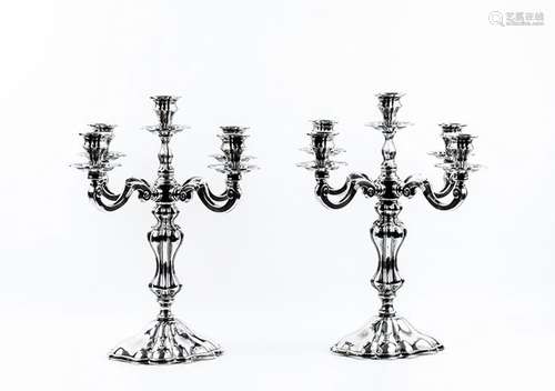 Pareja de candelabros vintage, de 5 luces, en plata de ley e...