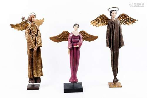 Lote de tres figuras decorativas de ángeles, realizadas en r...