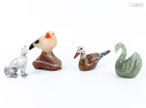 Lote de cuatro figuritas de animales, tallados en piedras du...