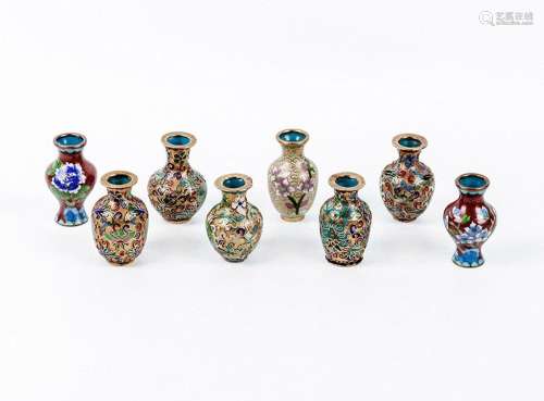 Colección oriental, vintage, de 8 jarrocitos-miniatura, en b...