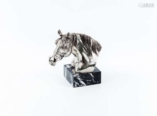 Figura de busto de caballo en resina y baño de plata, con pe...