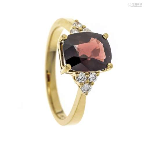 Red spinel ring GG 750/000 with an