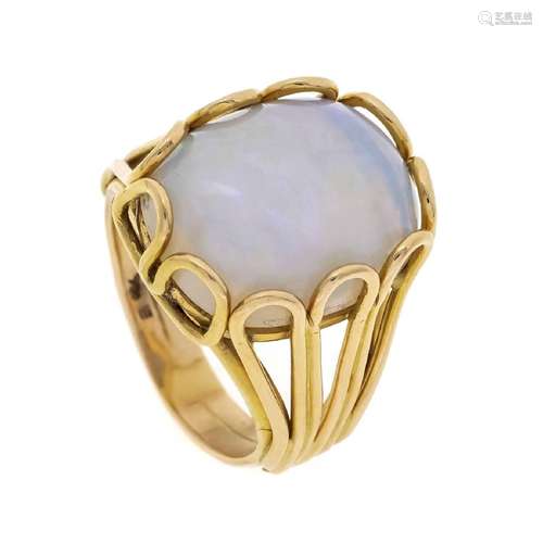 Opal ring GG 750/000 with an oval