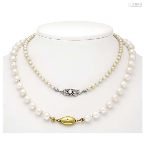 2 pearl necklaces with clasps GG/W