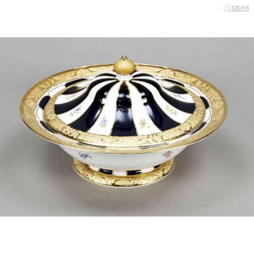 Tureen with a magnificent lid, Me