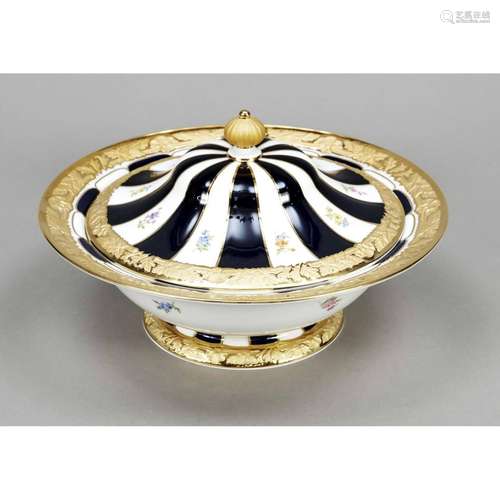 Tureen with a magnificent lid, Me