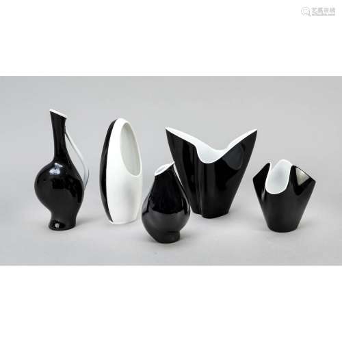 Collection of 5 vases in black an