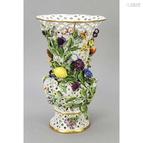 Large porpourri vase with fruits,