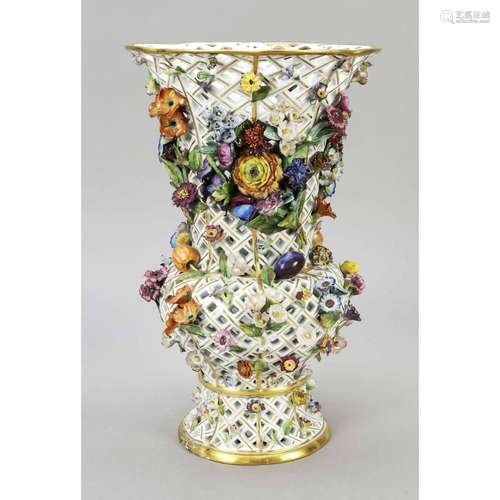 Large porpourri vase with fruits,