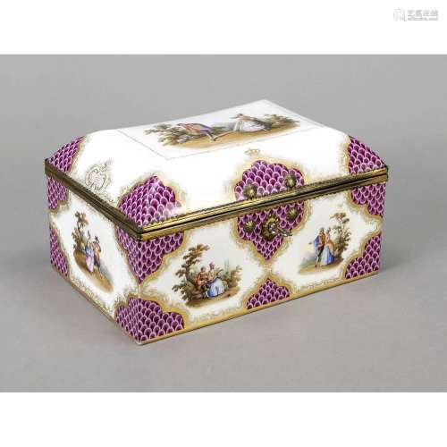 Lidded box in the style of Meisse