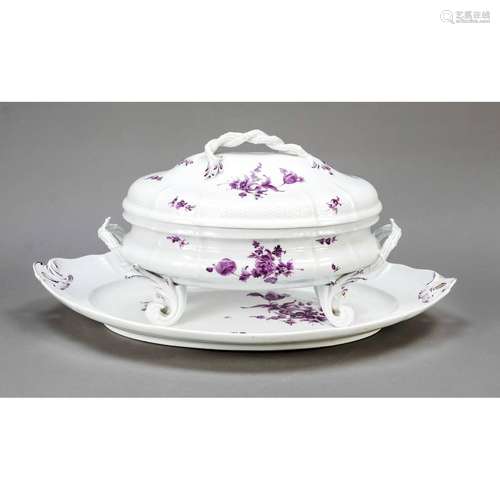 Large oval lidded tureen on prese