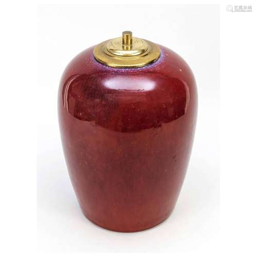 Tall oxblood shoulder pot with yaob