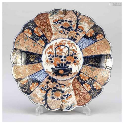 Large Imari chrysanthemum plate, Ja