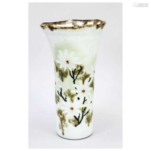 Vase goblet with white flowers, Chi