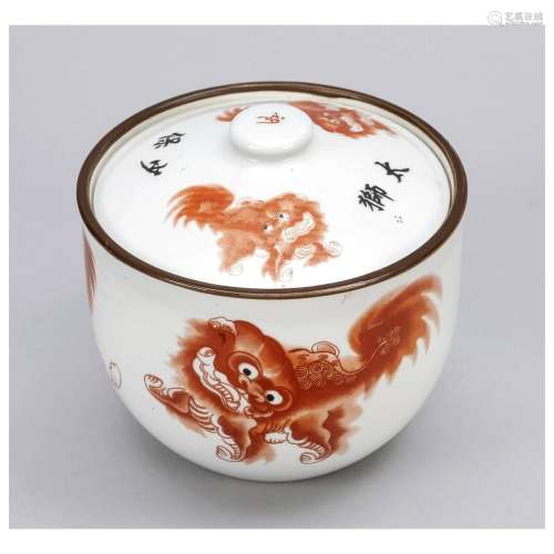 Lidded box, China, 20th c., porcela