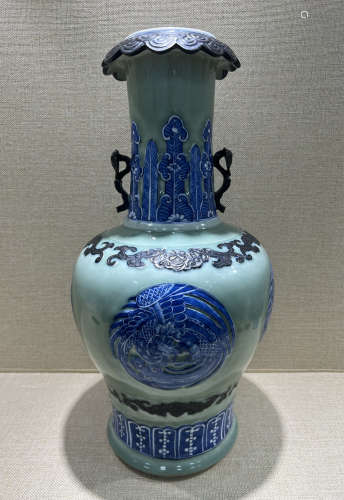 18世纪 豆青釉青花加白团凤纹花口如意耳瓶