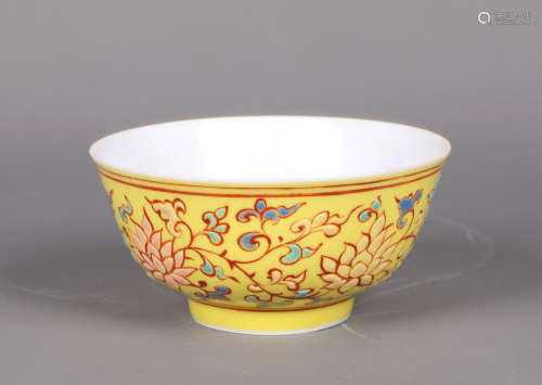 明代 黄釉花卉纹碗