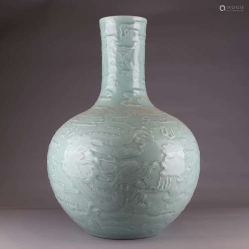 豆青釉雕刻龙纹天球瓶