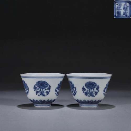 A pair of blue and white flower porcelain cups