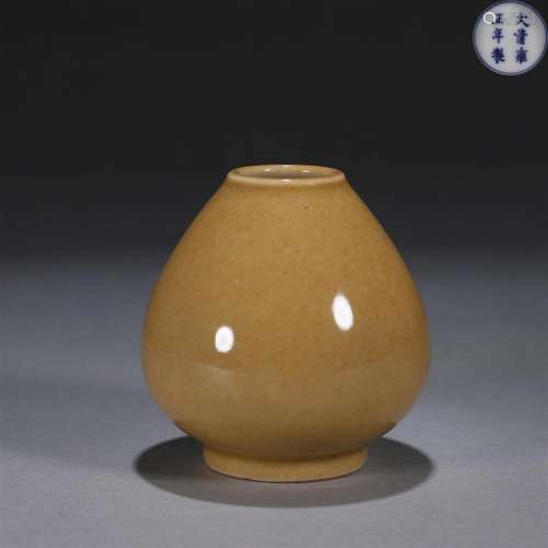 A yellow glaze porcelain water pot