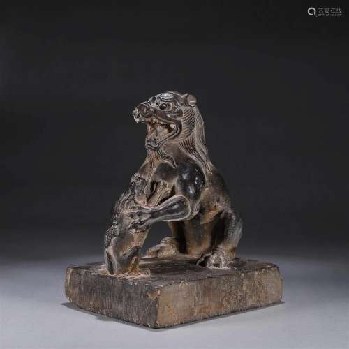 A stone lion paperweight