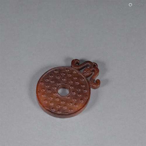 A grain patterned jade dragon pendant