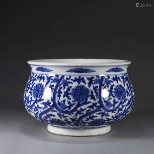 A blue and white interlocking flower porcelain bowl