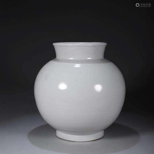 A Xing kiln white glaze porcelain jar