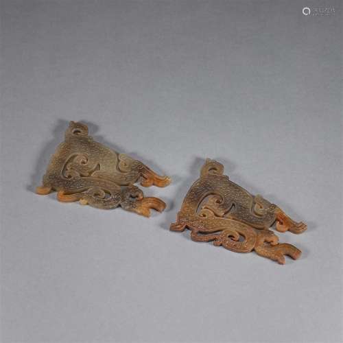 A pair of grain patterned jade dragon pendants