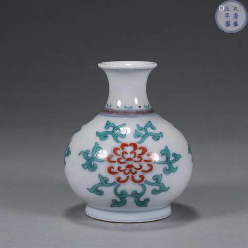 A doucai interlocking flower porcelain vase