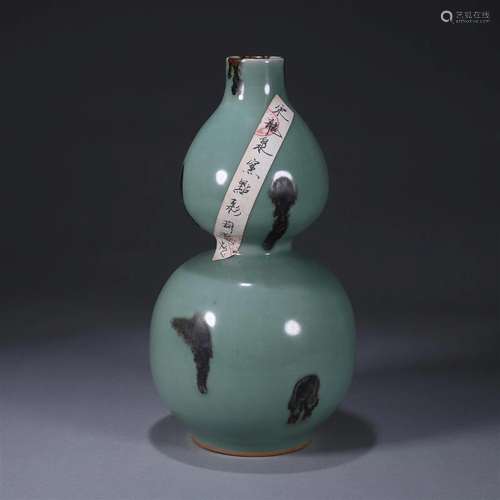 A spotted Longquan kiln porcelain gourd shaped vase