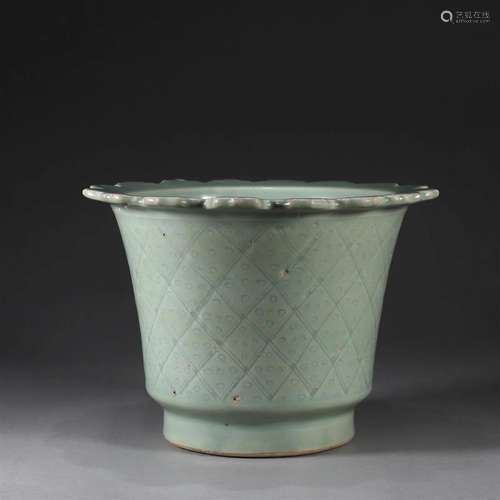 A Longquan kiln porcelain flower shaped basin