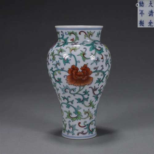 A doucai interlocking flower porcelain vase